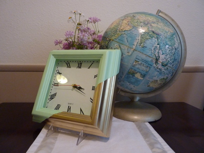 Mint and gold color-blocked clock. (!)